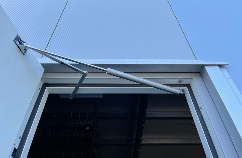 Stahltüre mit Türschließer und Öffnungsdämpfer